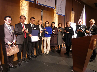 ポールハリスフェローバッチの贈呈