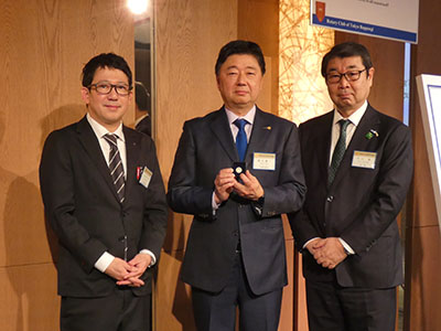 ポールハリスフェローのバッチの贈呈